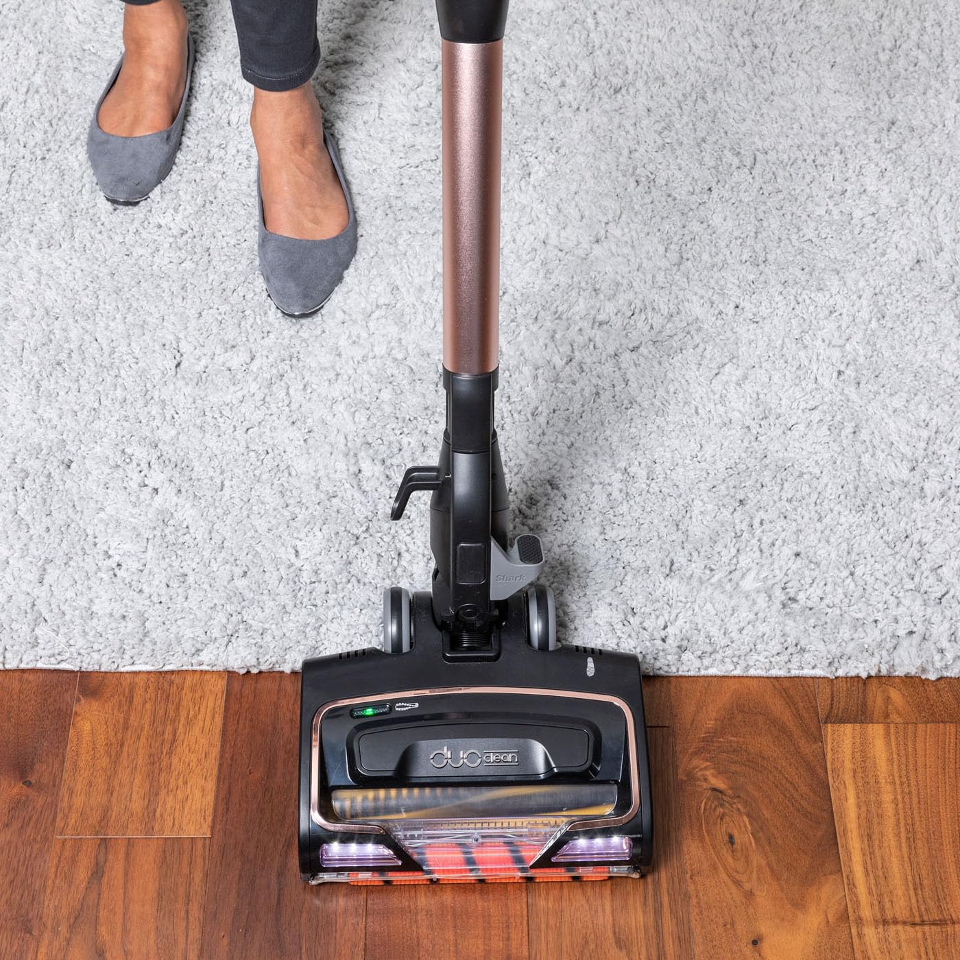 shark-hz500eut-aspirateur-balai-avec-fil-animaux-rose image 3